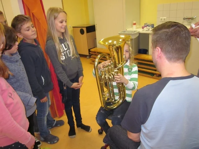 Foto der Galerie: Mitglieder des Posaunenchores Ehlershausen besuchen die Klassen 4a und 4b