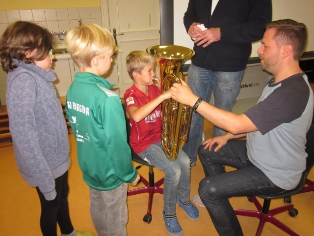 Foto der Galerie: Mitglieder des Posaunenchores Ehlershausen besuchen die Klassen 4a und 4b