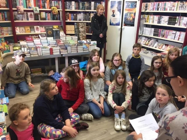 Foto der Galerie: 3.5.2018: Klasse 4 besucht das Buchgeschäft „Freyraum“ in Burgdorf