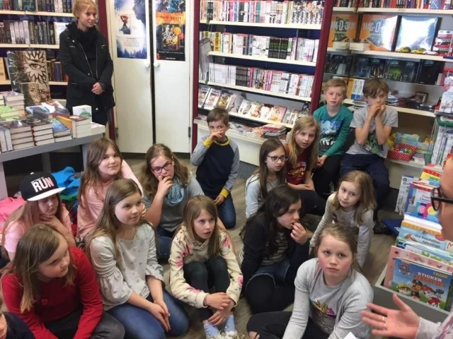 Foto der Galerie: 3.5.2018: Klasse 4 besucht das Buchgeschäft „Freyraum“ in Burgdorf