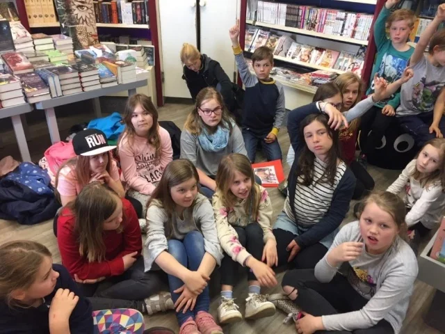 Foto der Galerie: 3.5.2018: Klasse 4 besucht das Buchgeschäft „Freyraum“ in Burgdorf