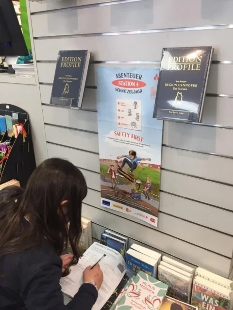 Foto der Galerie: 3.5.2018: Klasse 4 besucht das Buchgeschäft „Freyraum“ in Burgdorf
