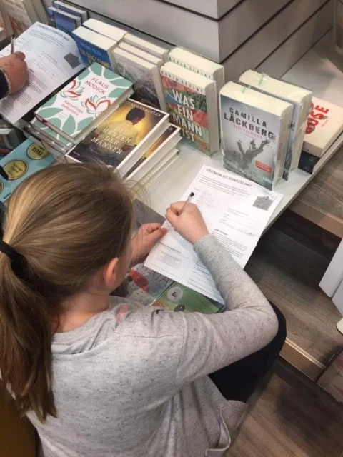 Foto der Galerie: 3.5.2018: Klasse 4 besucht das Buchgeschäft „Freyraum“ in Burgdorf
