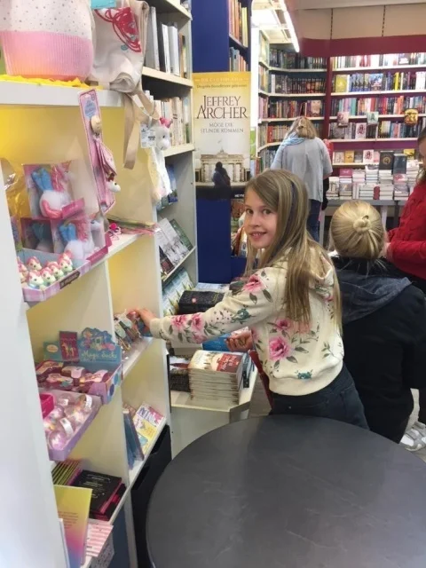 Foto der Galerie: 3.5.2018: Klasse 4 besucht das Buchgeschäft „Freyraum“ in Burgdorf