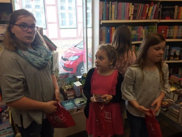 Foto der Galerie: 3.5.2018: Klasse 4 besucht das Buchgeschäft „Freyraum“ in Burgdorf