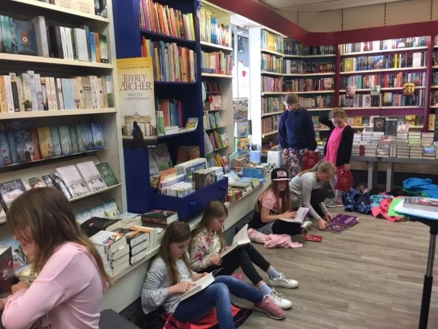 Foto der Galerie: 3.5.2018: Klasse 4 besucht das Buchgeschäft „Freyraum“ in Burgdorf