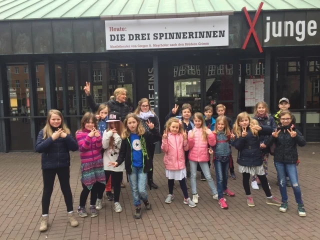 Foto der Galerie: Am 11.4.2018 besucht Klasse 4 die Oper „Die drei Spinnerinnen“ im Ballhof in Hannover