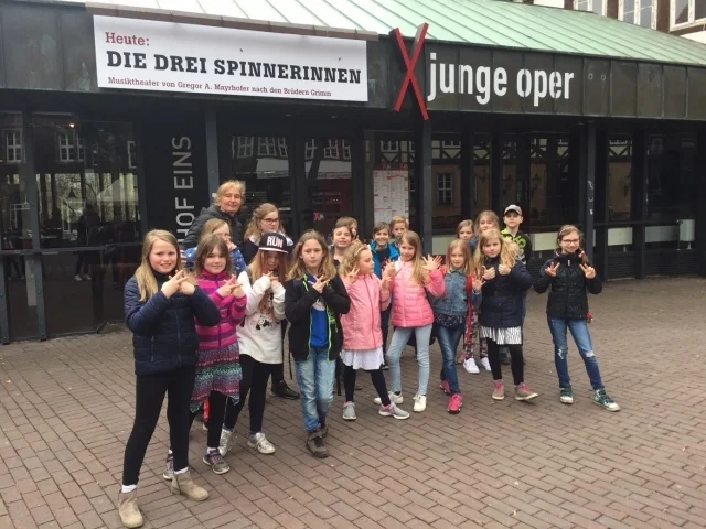 Foto der Galerie: Am 11.4.2018 besucht Klasse 4 die Oper „Die drei Spinnerinnen“ im Ballhof in Hannover
