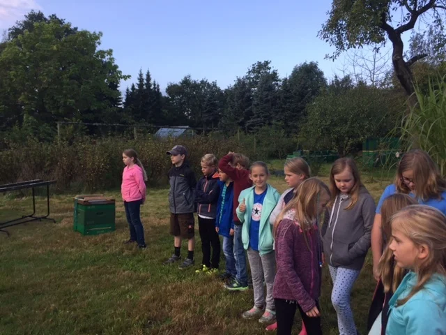 Foto der Galerie: Klasse 4 bei der Imkerfamilie Melloh
