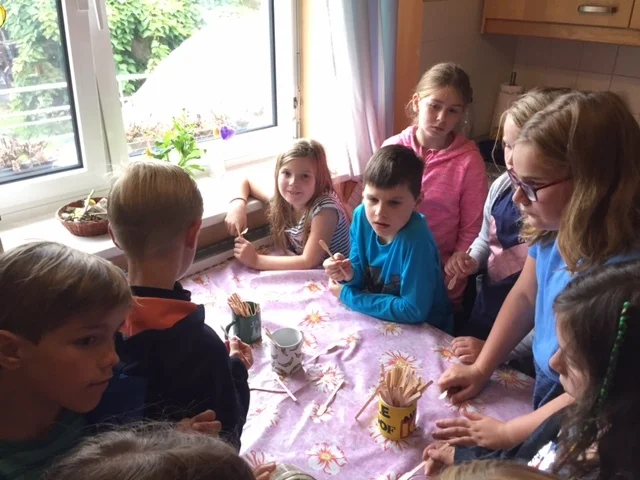 Zur Galerie: Klasse 4 bei der Imkerfamilie Melloh