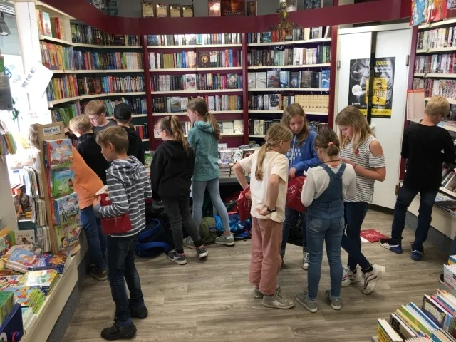 Zur Galerie: Welttag des Buches – Am 23.05.19 besucht die Klasse 4 die Buchhandlung Freyraum in Burgdorf