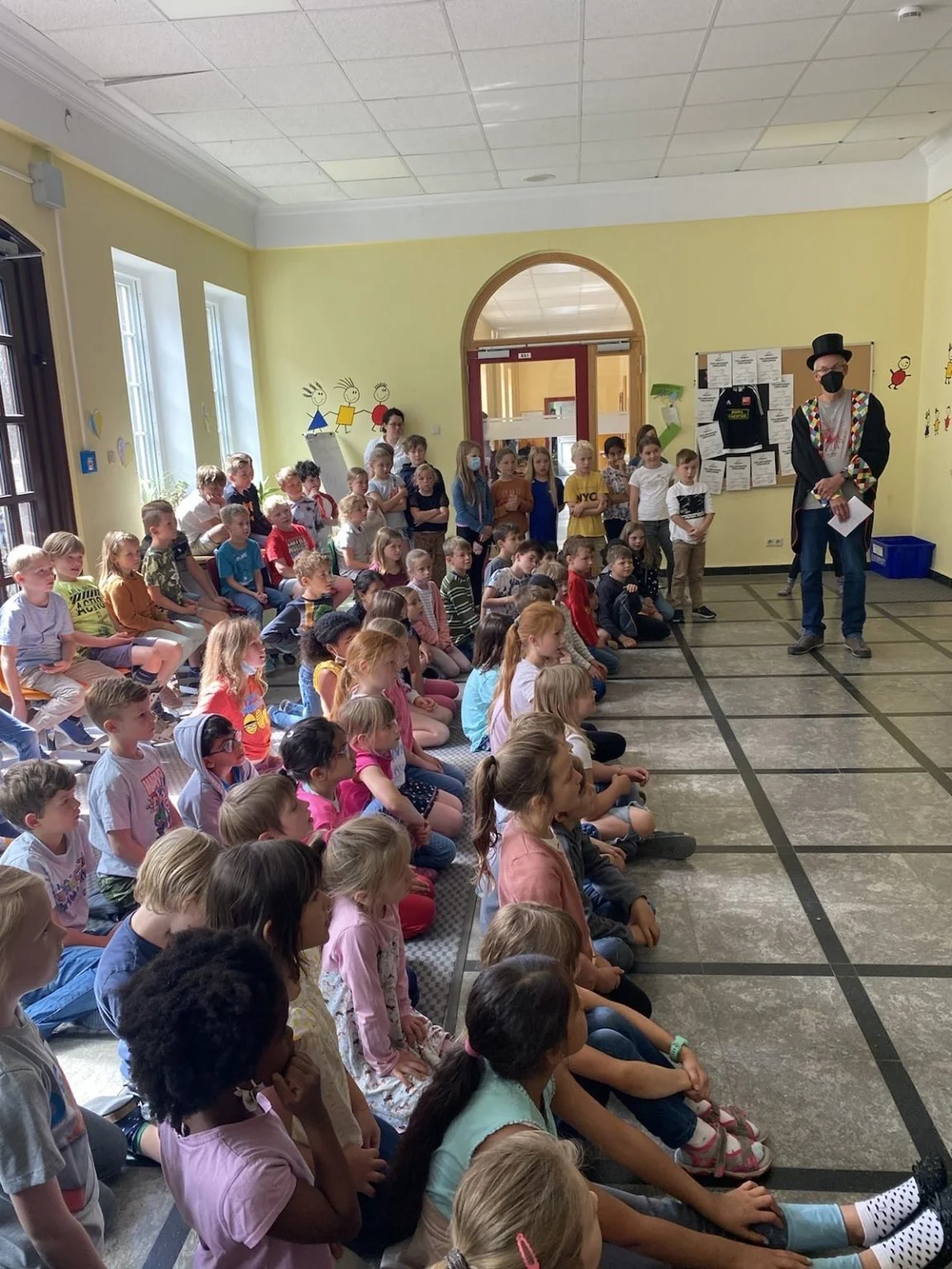 Die Zauber-AG zeigte am vorletzten Schultag den Kindern der Eingangsstufe, welche Zaubertricks sie gelernt haben.  (Bild vergr&ouml;&szlig;ern)