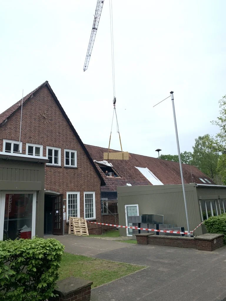 Foto der Galerie: Kran an der Schule