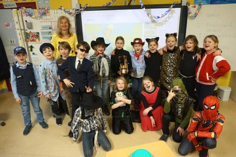 Am Freitag, 17. Februar, wurde Fasching in der Schule gefeiert!  (Bild vergr&ouml;&szlig;ern)