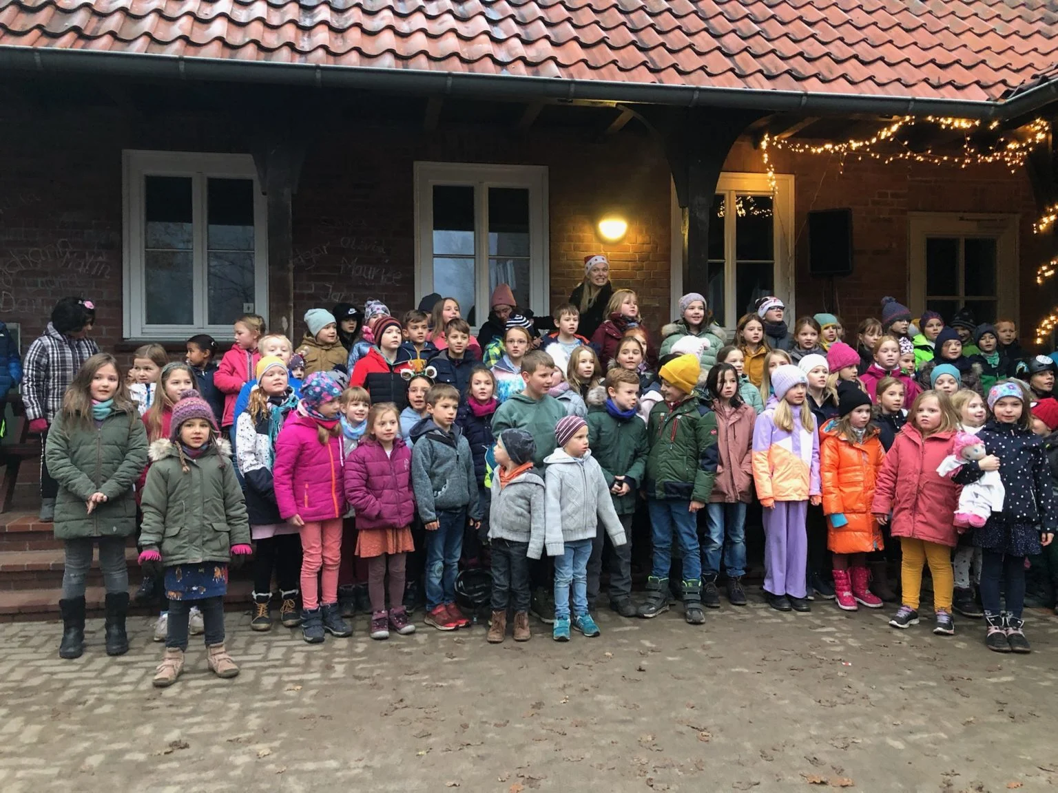Zuerst ein Lied, dann ging es in die Klassenr&auml;ume  (Bild vergr&ouml;&szlig;ern)