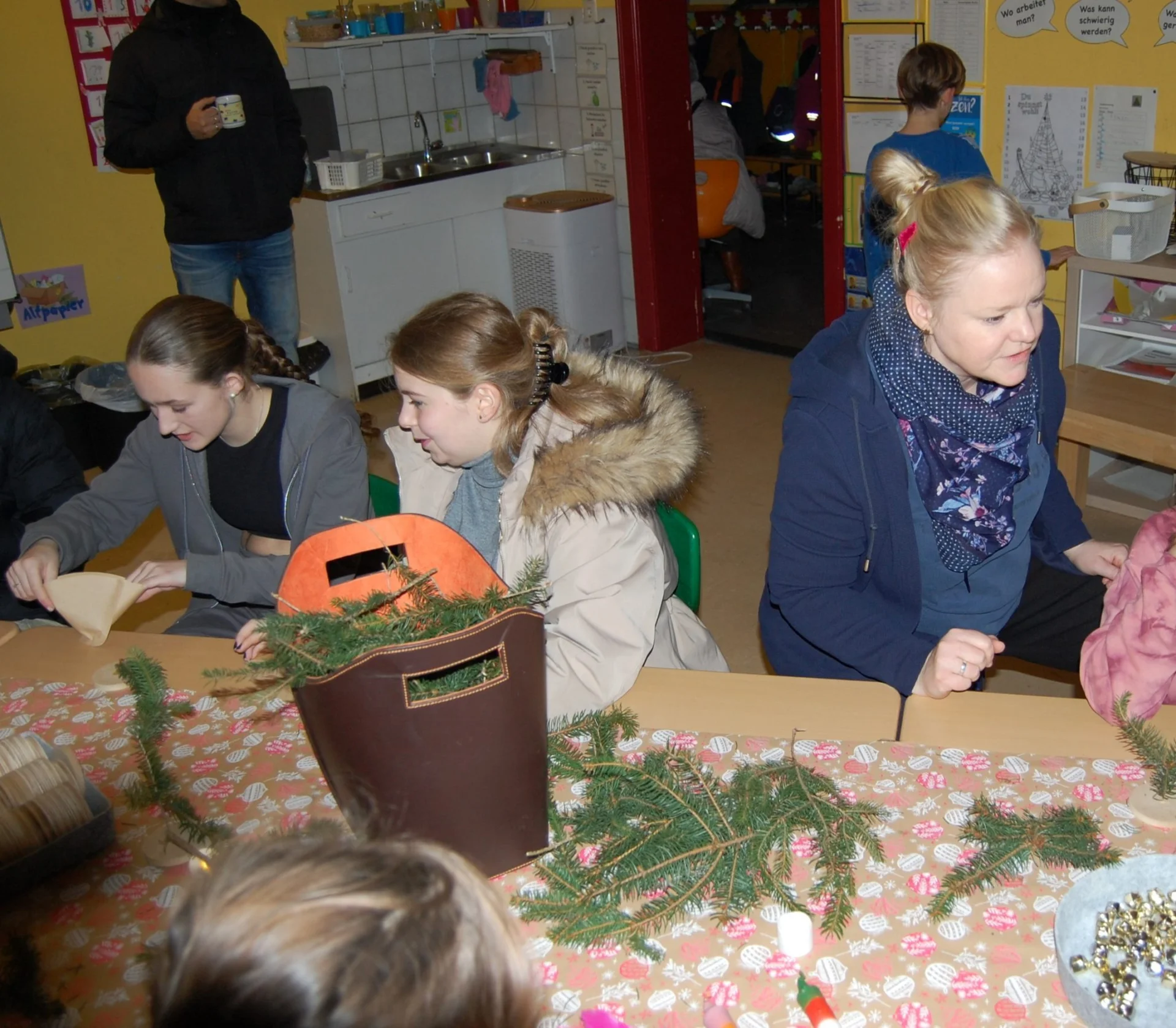 Die 3a hatte Basteln mit verschiedenen Materialien vorbereitet.  (Bild vergr&ouml;&szlig;ern)