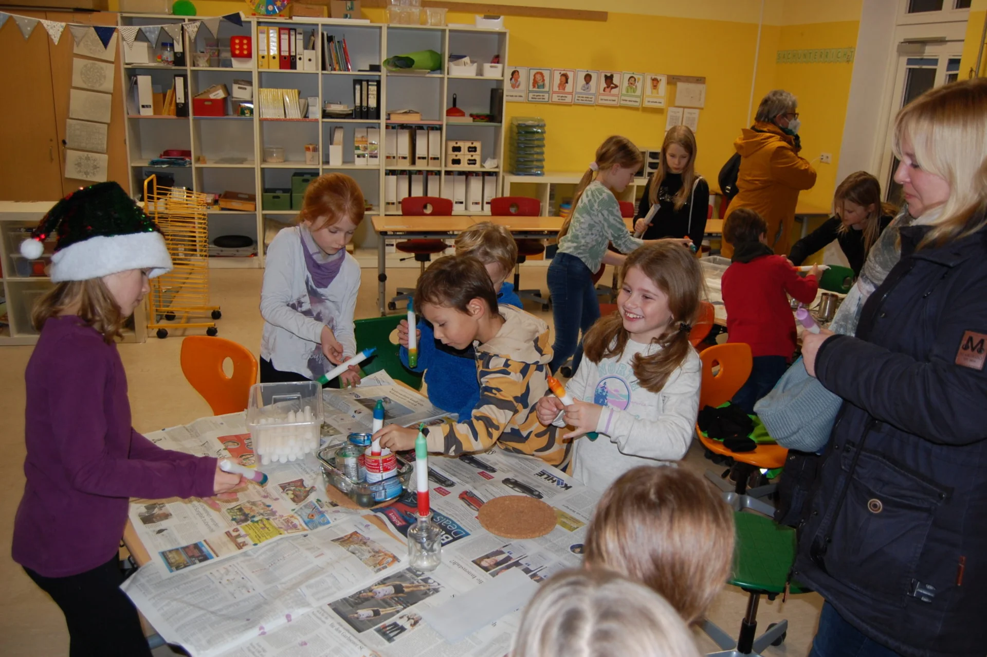 In der 1/2a konnten eigene Kerzen gezogen werden.  (Bild vergr&ouml;&szlig;ern)