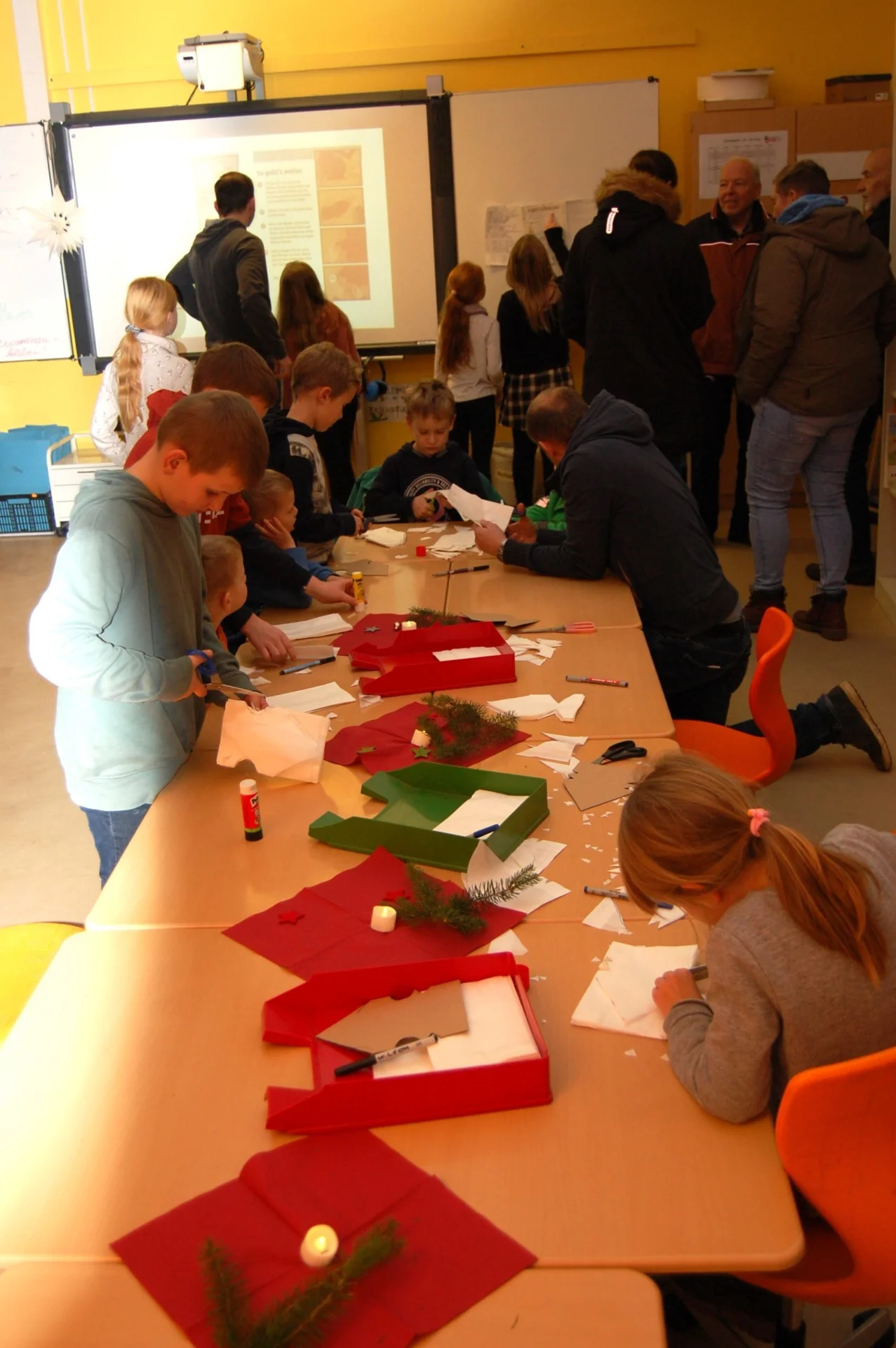 In der 3a wurden Papiersterne gebastelt.  (Bild vergr&ouml;&szlig;ern)