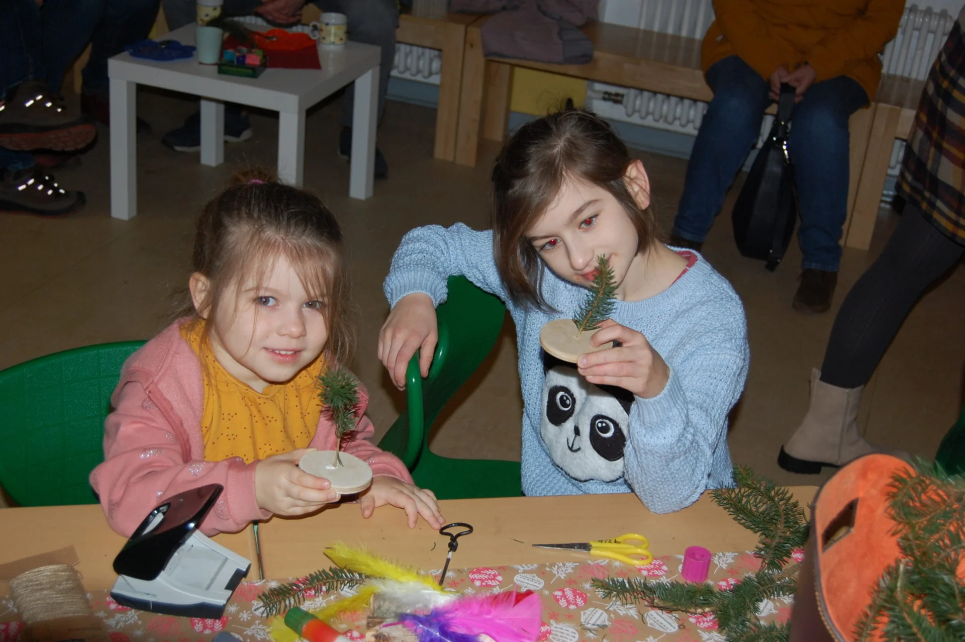 In der 3b wurde gebohrt, ges&auml;gt und geklebt.  (Bild vergr&ouml;&szlig;ern)