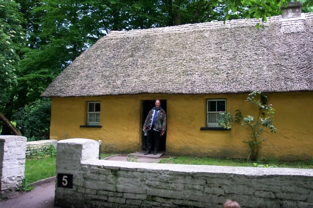 Bild: Bunratty Castle Open Air Museum - Yellow House