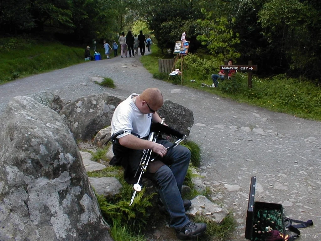 Bild: Bagpiper in front of Glendalough National Park