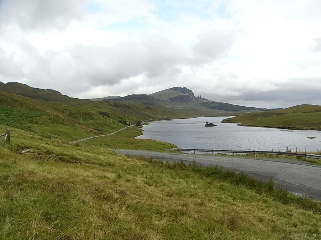 Bild: Old Man Storr and Loch Leathan