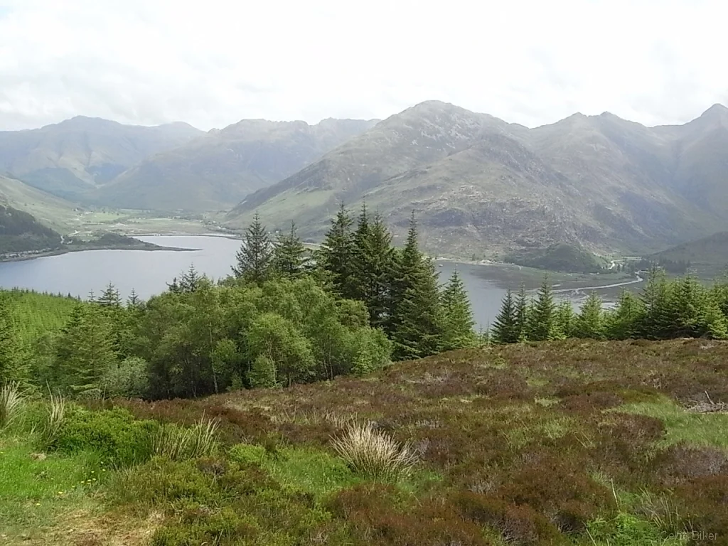 Bild: Bealach Ratagan viewpoint with names of the mountain summits of the Five Sisters of Kintail