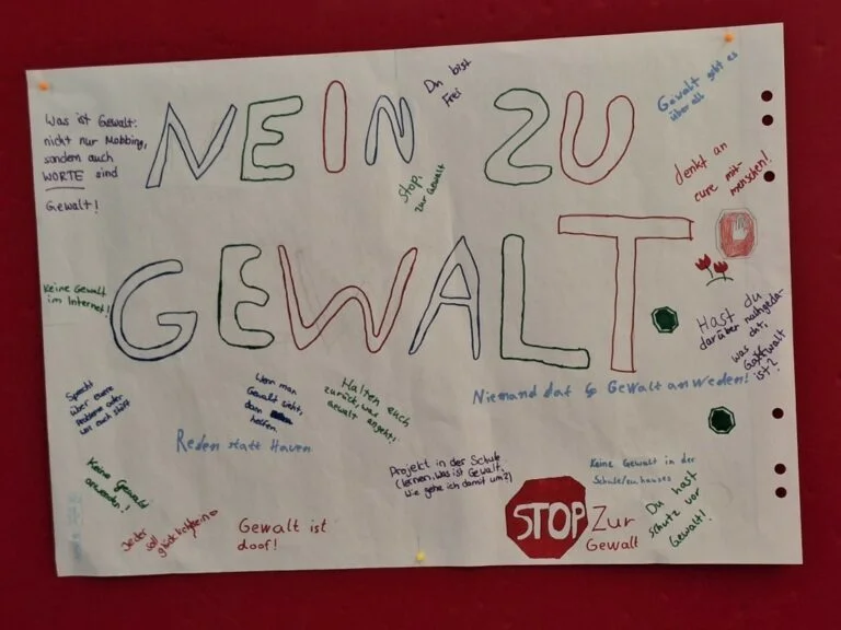 Das ist unser Plakat.  (Bild vergr&ouml;&szlig;ern)
