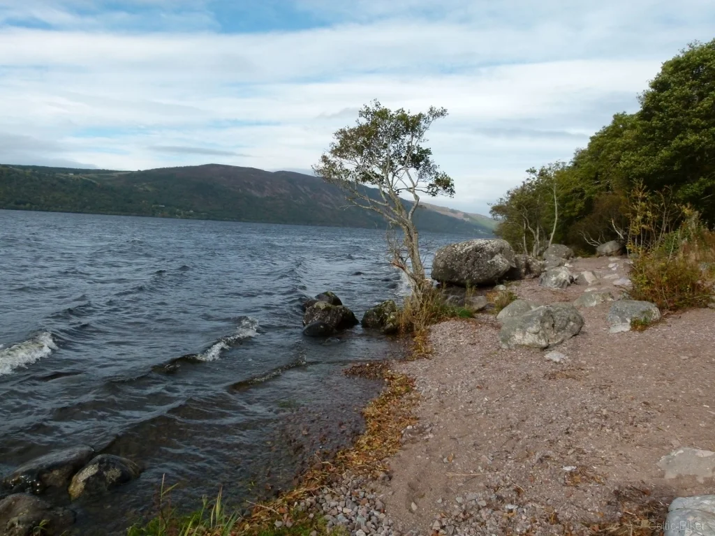 Bild: Loch Ness - Dores