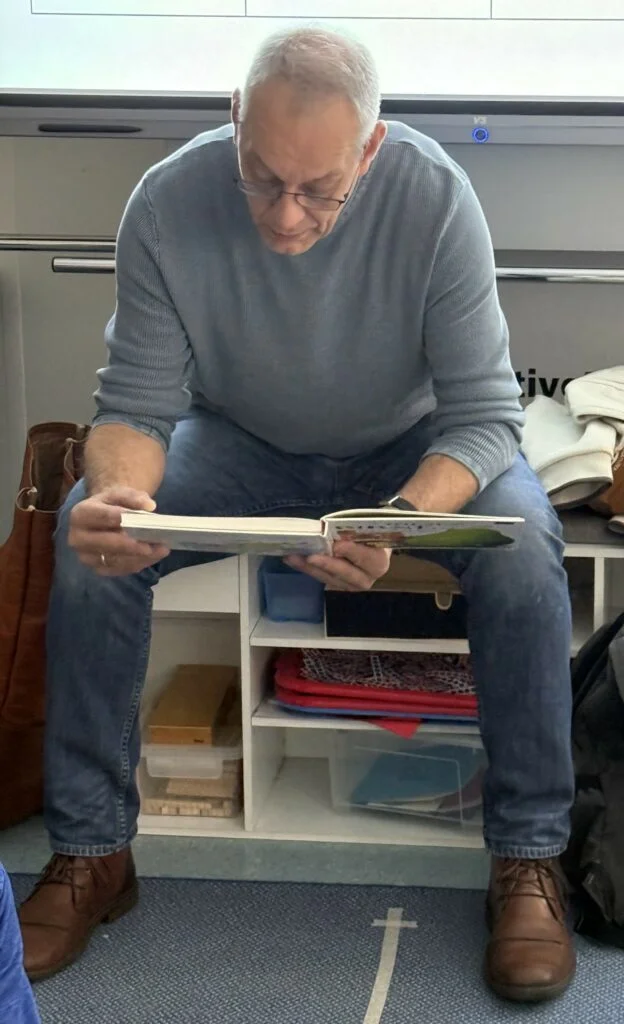 Ingo Mierswa, der Leiter des FaN-Hauses Otze, liest in der 3b.  (Bild vergr&ouml;&szlig;ern)