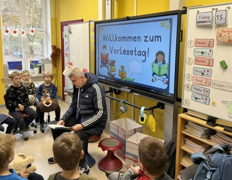 Thomas Fechner, der Vorstandsprecher vom Sportverein Hertha Otze, liest vor.  (Bild vergr&ouml;&szlig;ern)