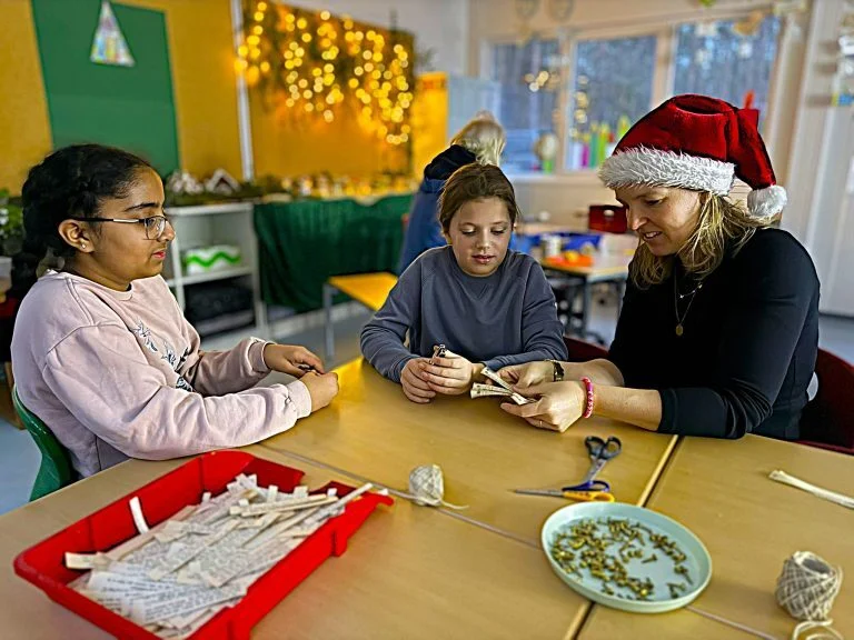 In vielen geschm&uuml;ckten Klassenr&auml;umen konnte gebastelt werden:  (Bild vergr&ouml;&szlig;ern)