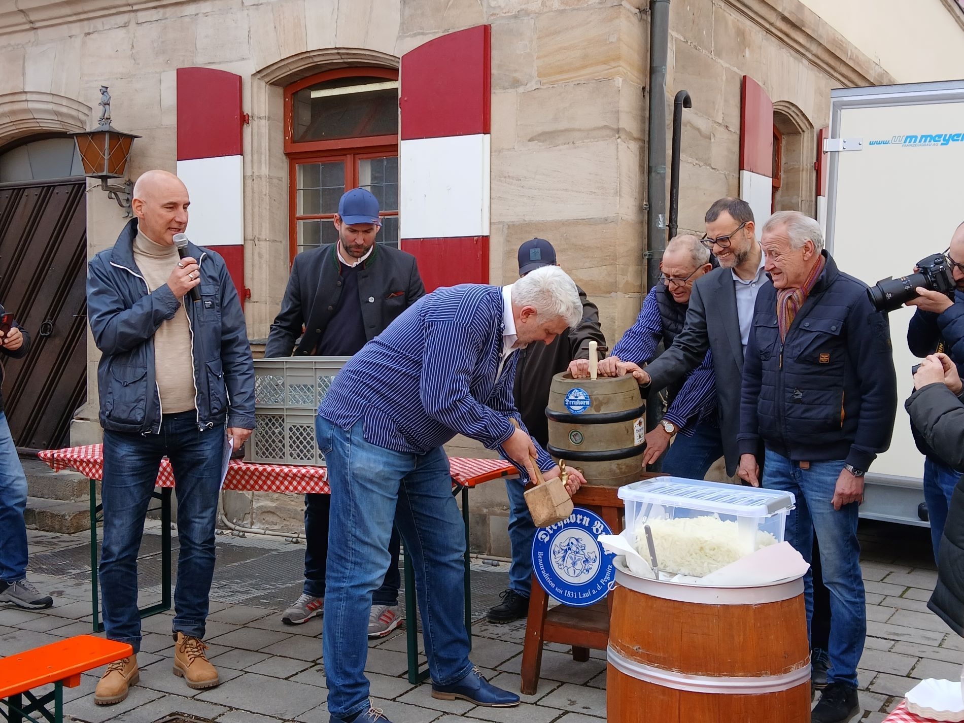Bild: Gekonnt wurde das Bierfass von der Brauerei Dreykorn angezapft