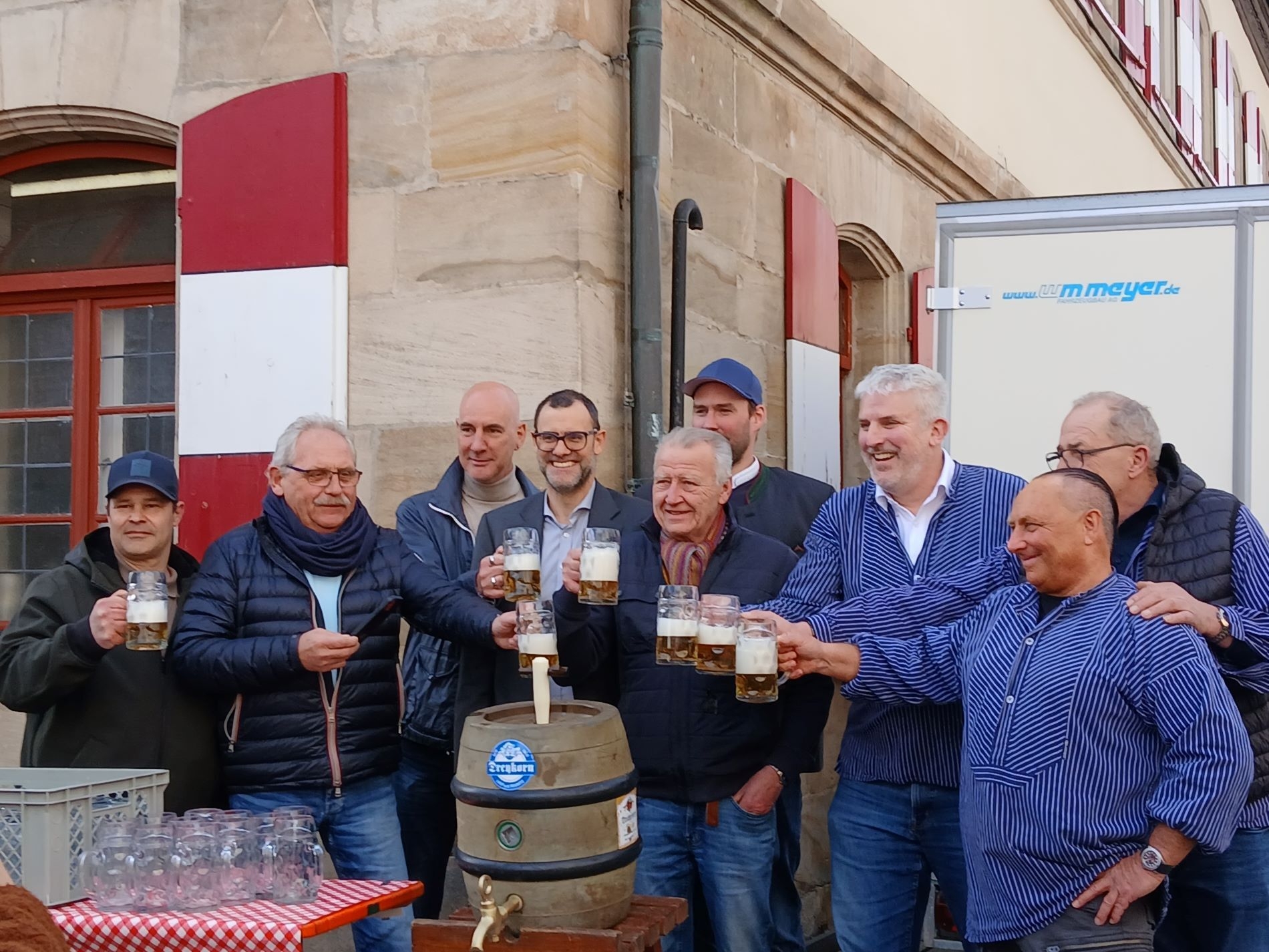 Bild: Prost miteinander!