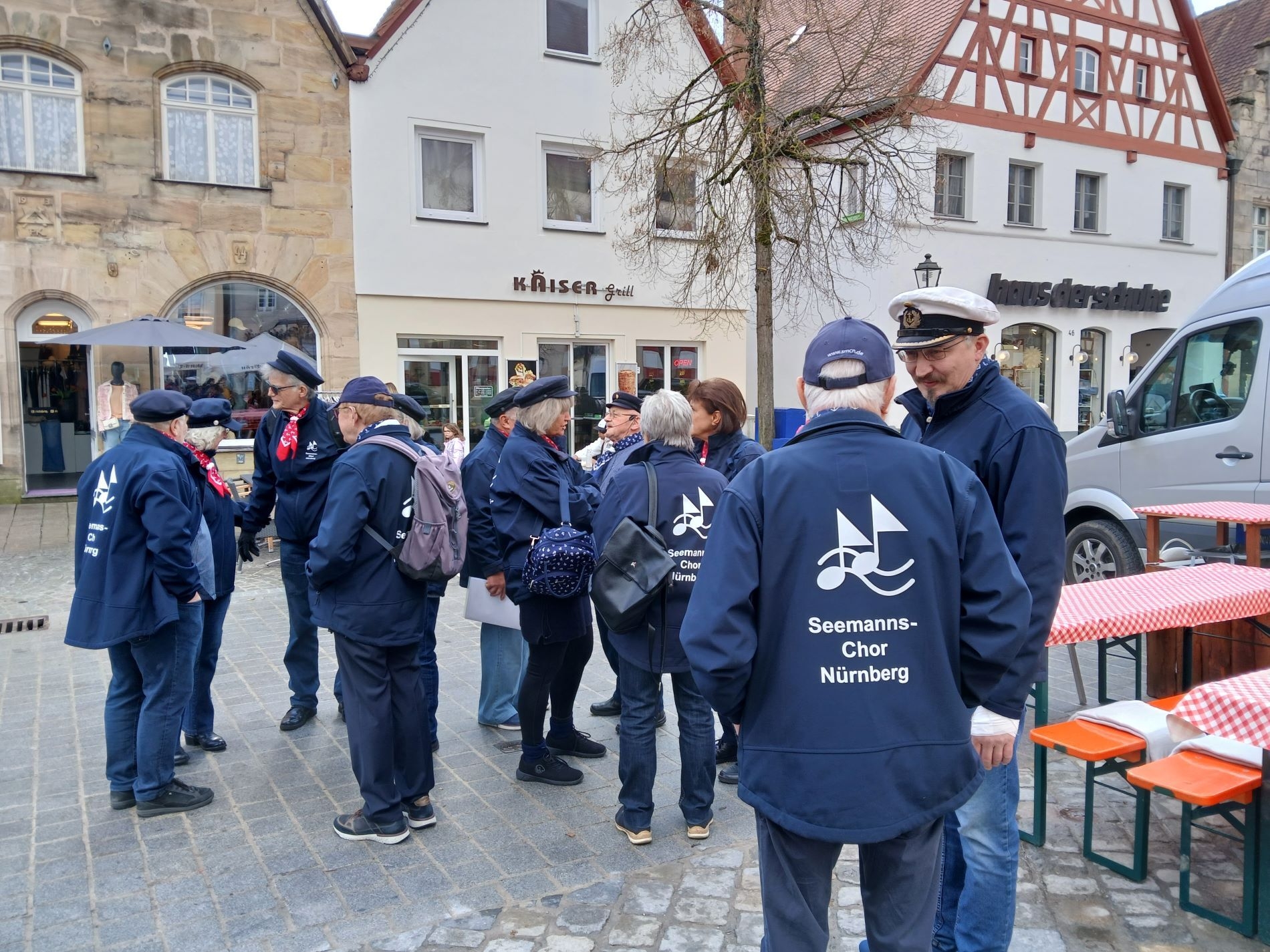 Bild: Die Singenden treffen ein!