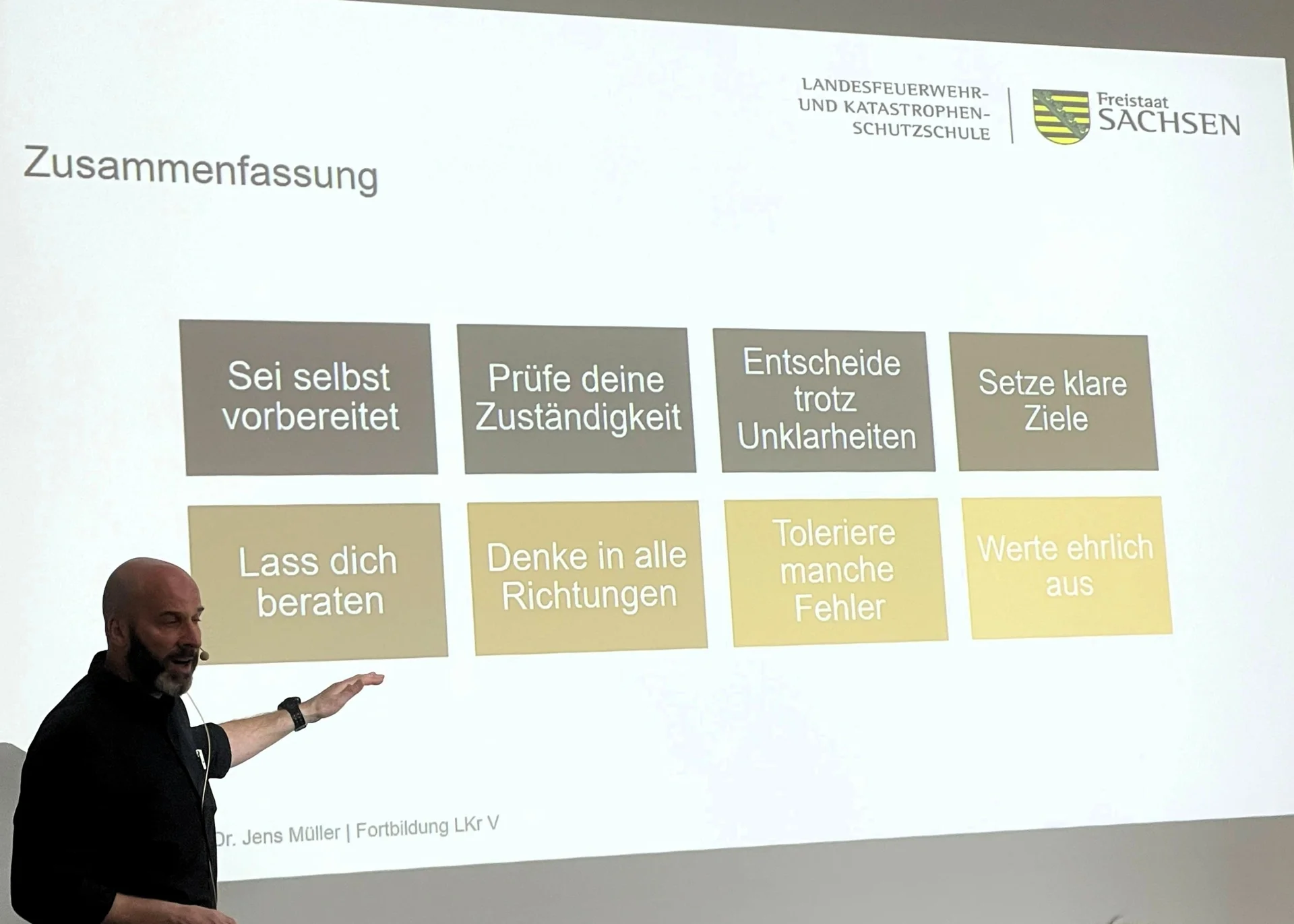 Dr. Jens M&uuml;ller von der Landesfeuerwehr- und Katastrophenschutzschule Sachsen hielt einen interessanten Vortrag.  (Bild vergr&ouml;&szlig;ern)