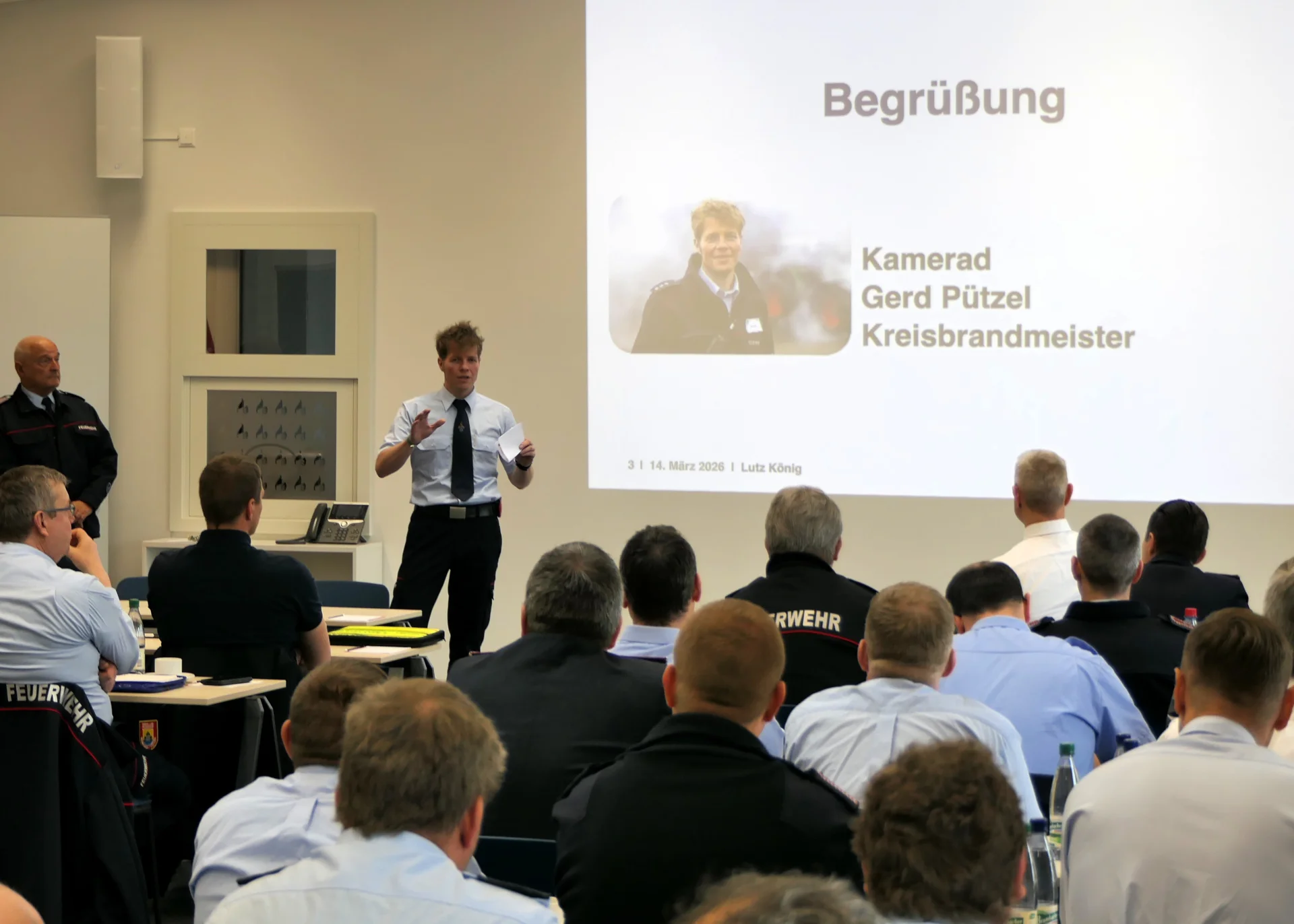 Kurzes Gru&szlig;wort des Kreisbrandmeisters Gerd P&uuml;rzel an die Seminarteilnehmer  (Bild vergr&ouml;&szlig;ern)