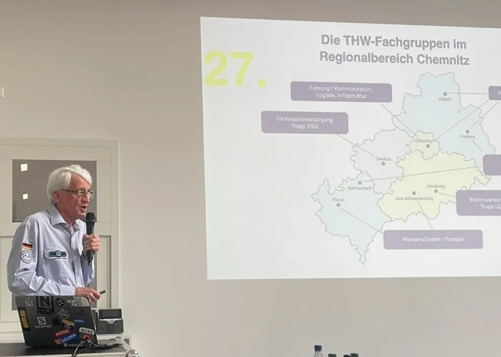 Michael Vollweiler vom THW Landesverband Sachsen / Th&uuml;ringen stellte die Bundesanstalt Technisches Hilfswerk sowie deren Struktur und Einsatzoptionen kurz vor.  (Bild vergr&ouml;&szlig;ern)