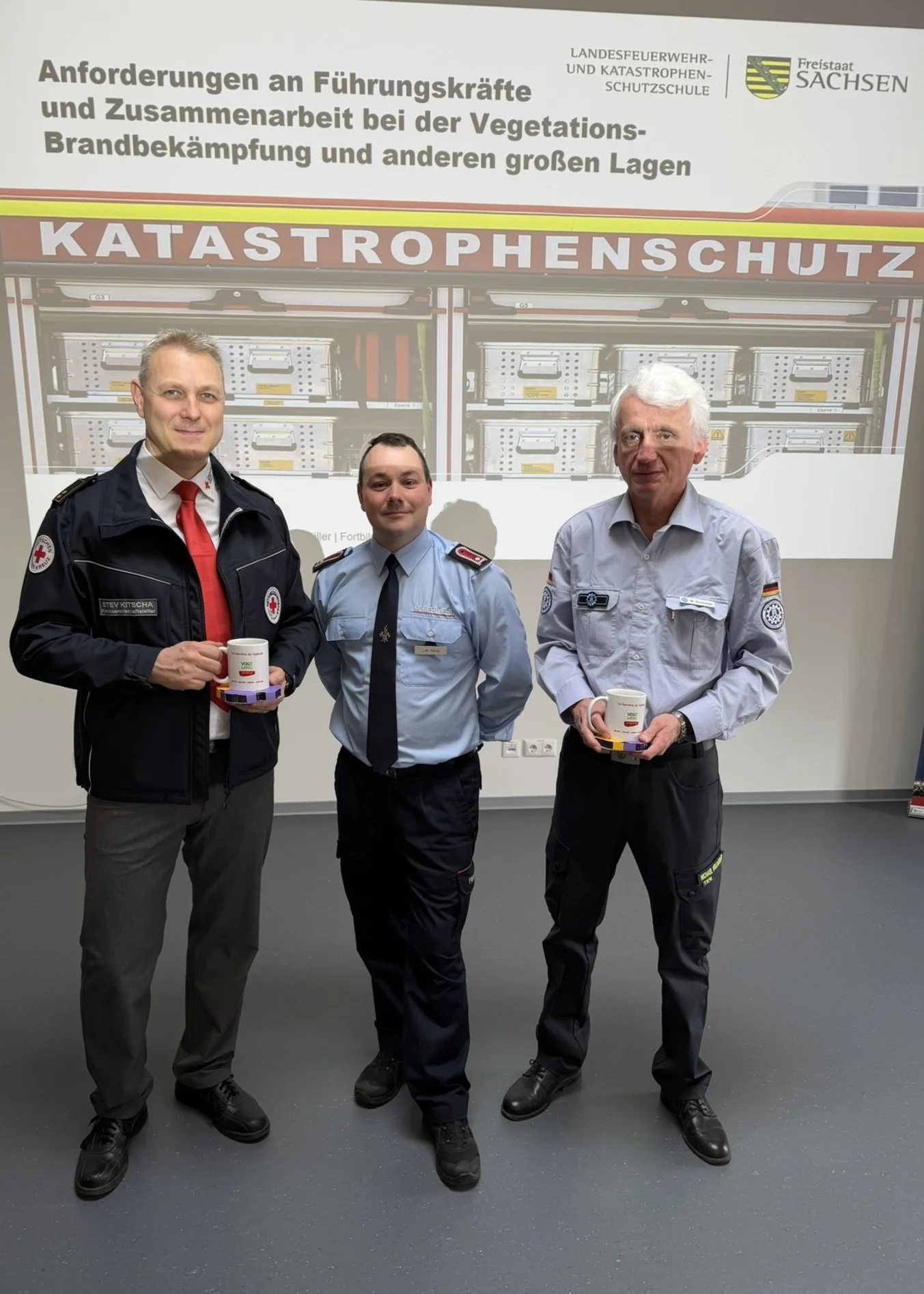 Kleine Dankgesch&ouml;npr&auml;sente erhielten die Gastreferenten vom Referatsleiter Aus- und Fortbildung des KFV Vogtland, Kamerad Lutz K&ouml;nig  (Bild vergr&ouml;&szlig;ern)