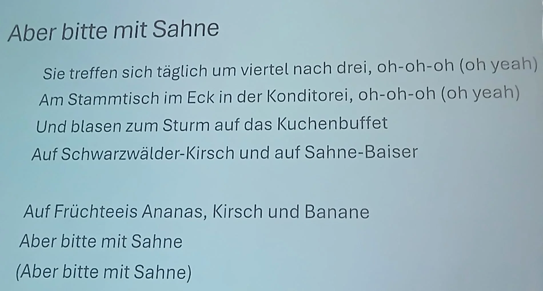 Bild: Die Texte zu den Liedern liefen auf Leinwänden mit