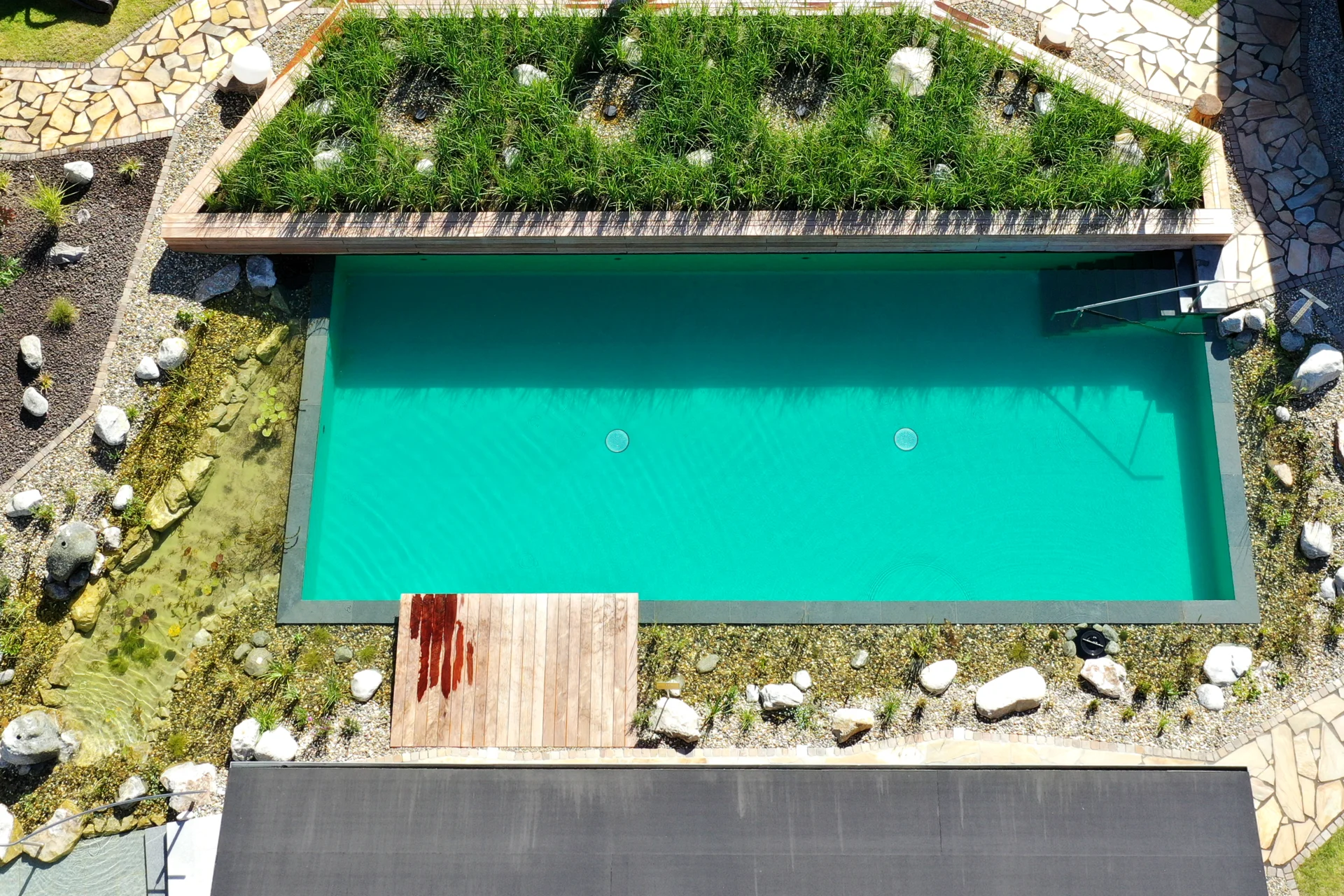 Zur Galerie: Fitnesstudio mit Schwimmteich