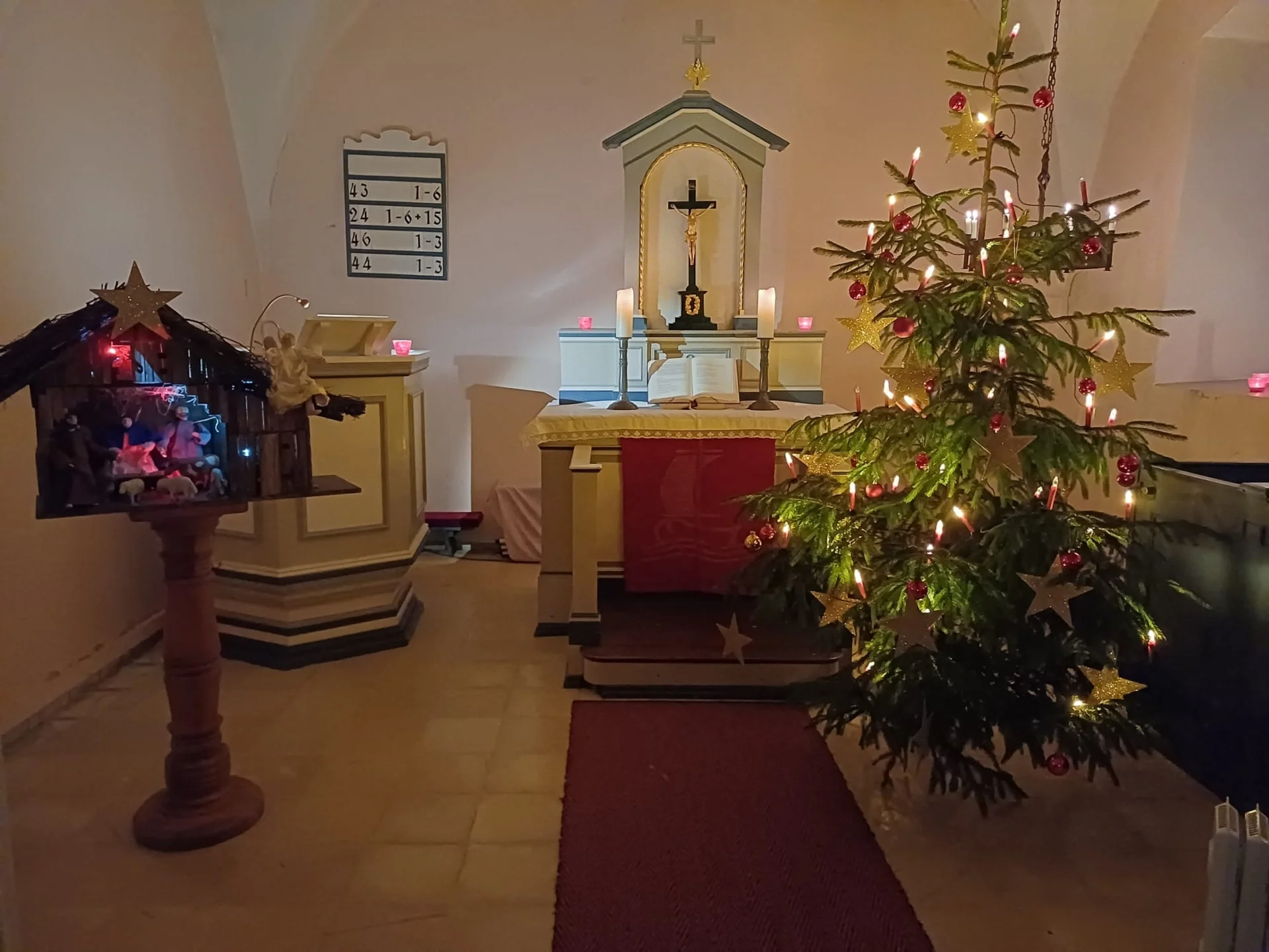 Bild: Heiligabend mit Krippe & Weihnachtsbaum