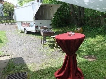 Bild: Grillplatz mit Stehtisch
