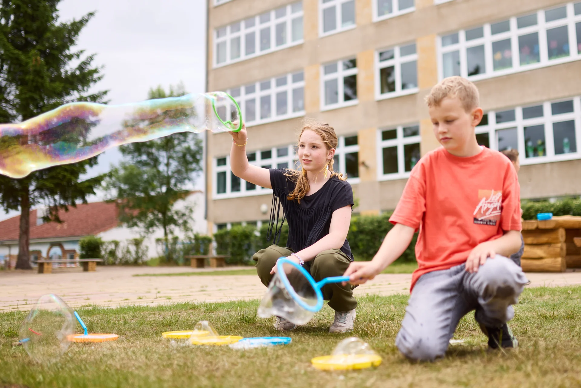 Auf dem weitl&auml;ufigen Gel&auml;nde bieten sich viele Fl&auml;chen f&uuml;r besondere Aktivit&auml;ten.  (Bild vergr&ouml;&szlig;ern)