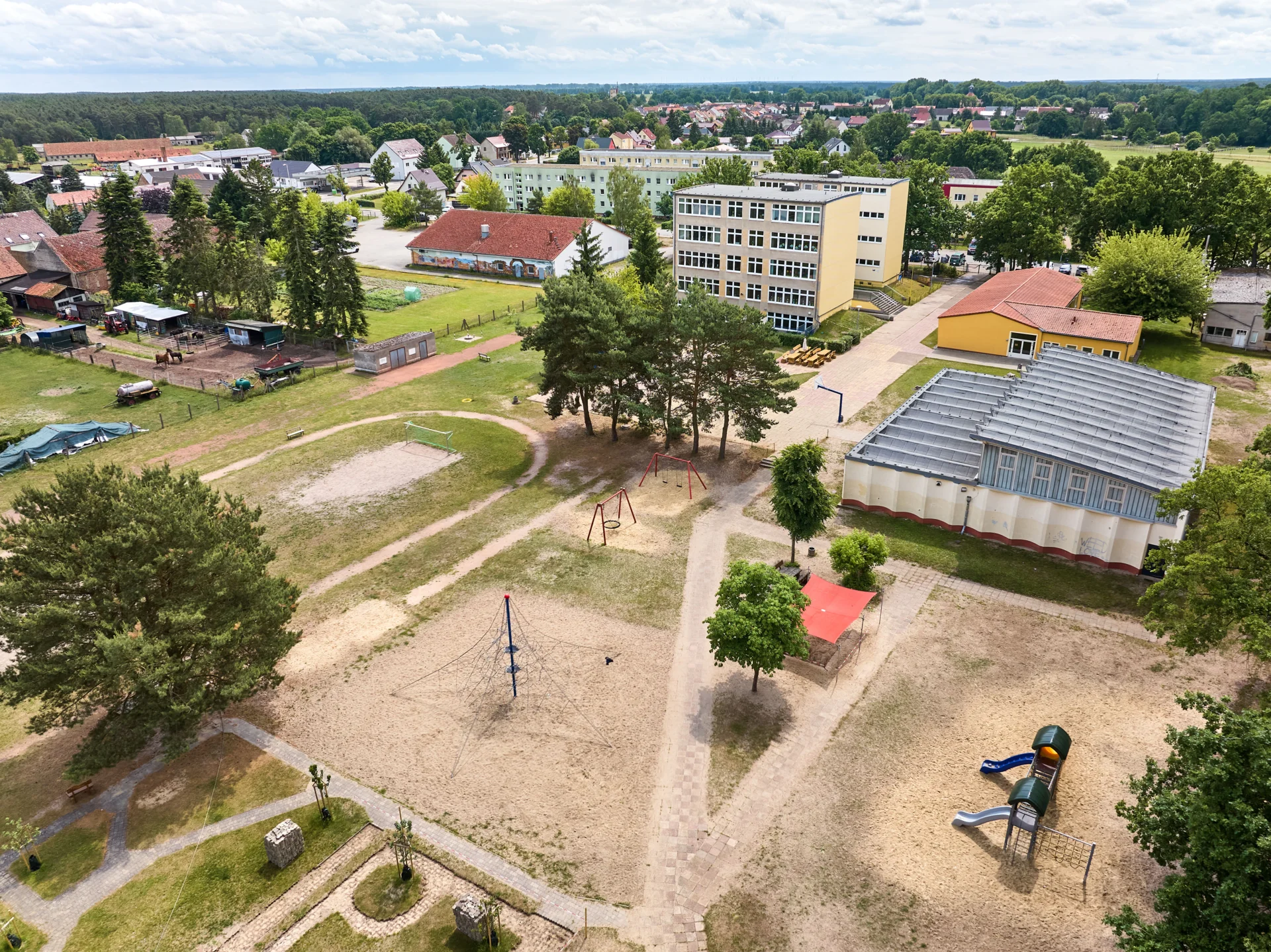 Im Vordergrund sichtbar: vielf&auml;ltige Spiel- und Bewegungsangebote.  (Bild vergr&ouml;&szlig;ern)