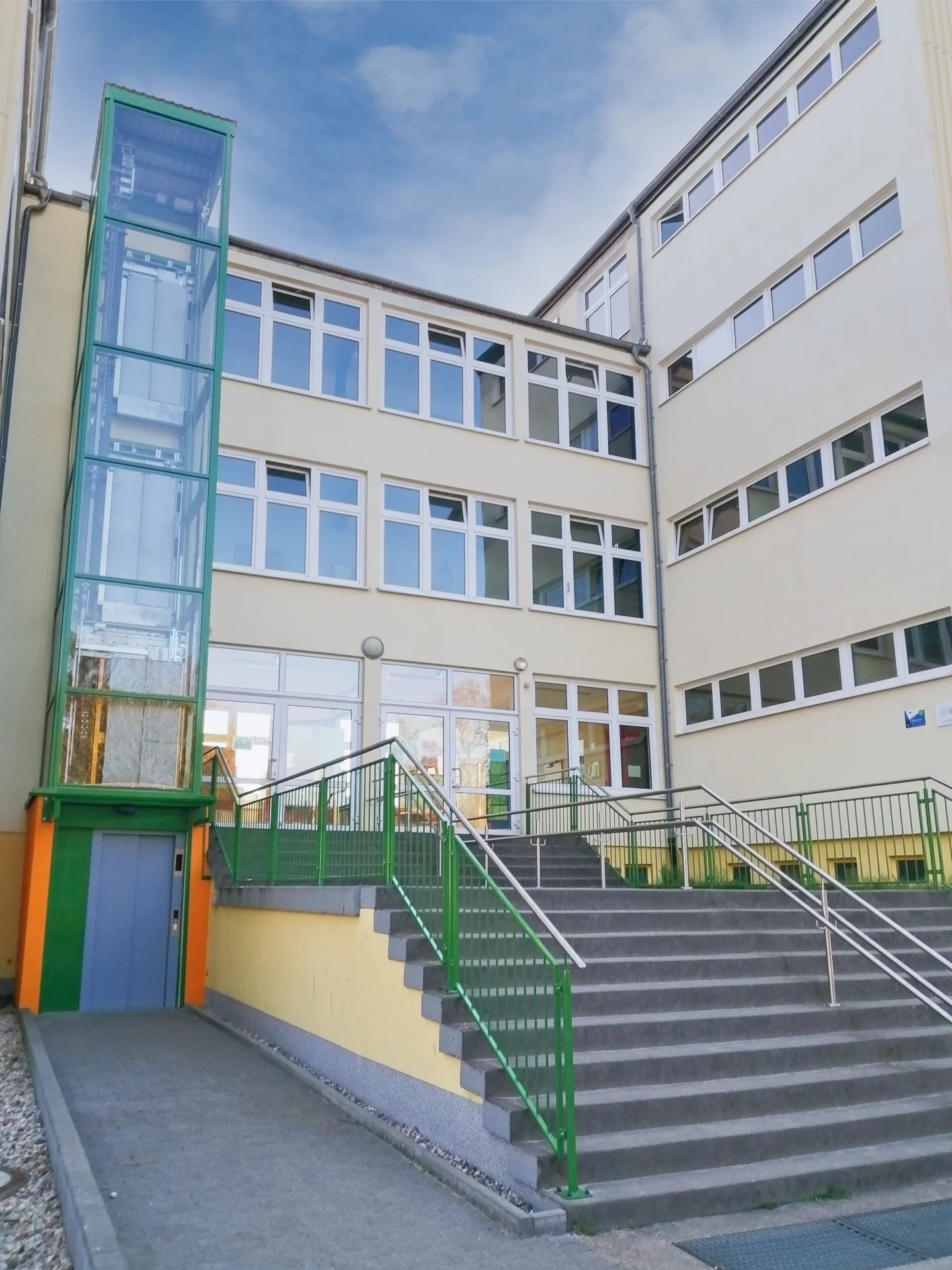 Blick auf den Eingang zum Schulgeb&auml;ude.  (Bild vergr&ouml;&szlig;ern)