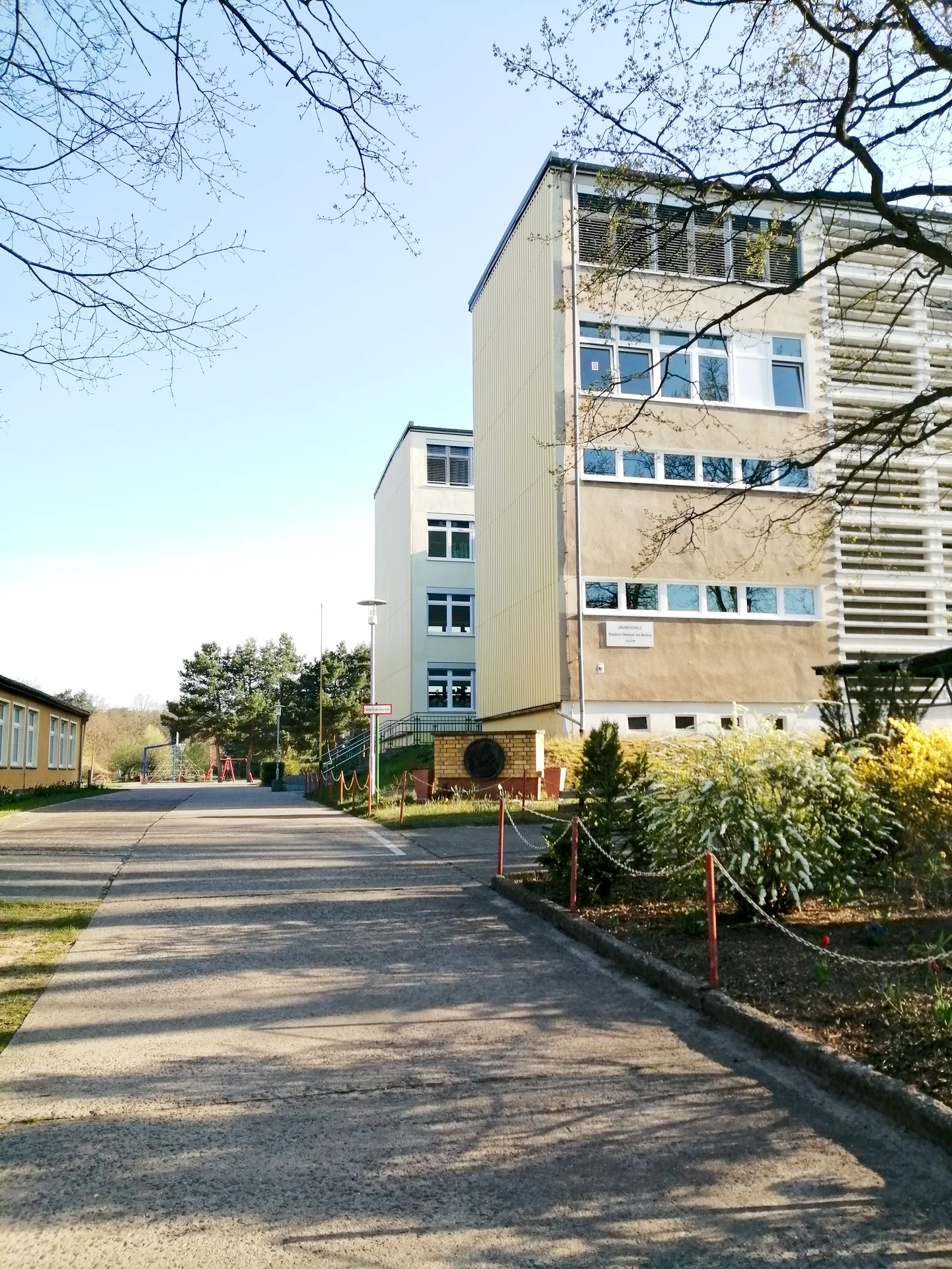 Blick durch das Eingangstor des Schulgel&auml;ndes.  (Bild vergr&ouml;&szlig;ern)