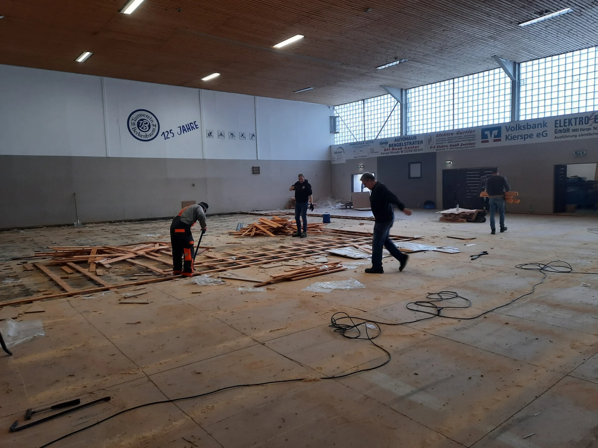 Bild: 2022 Neuer Hallenboden