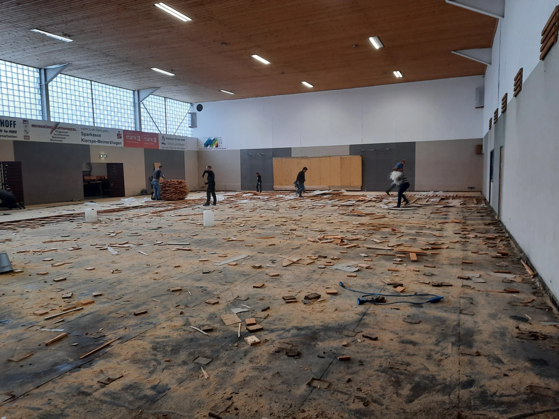Bild: 2022 Neuer Hallenboden