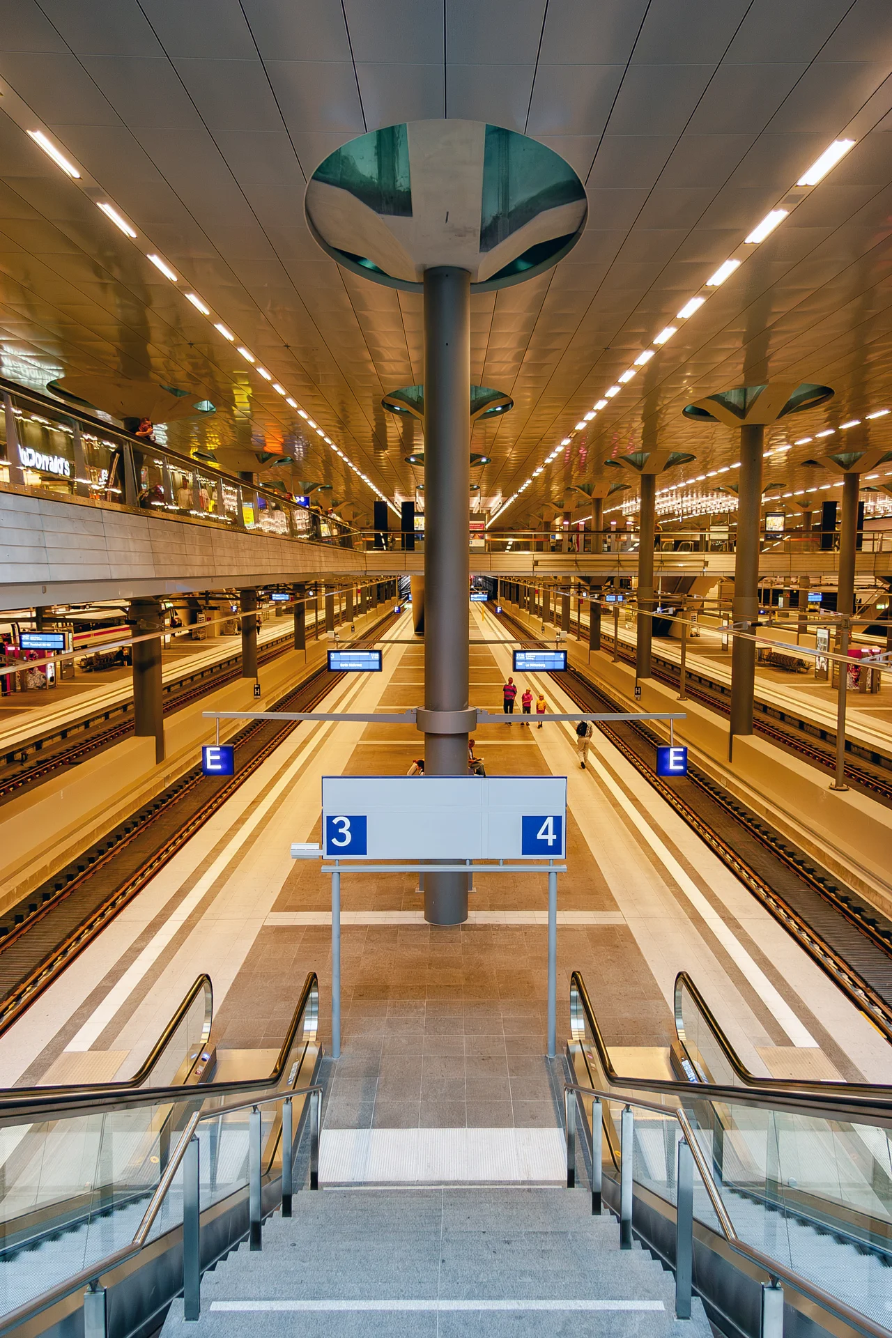 H -J  G&uuml;nter - Berlin Hauptbahnhof  (Bild vergr&ouml;&szlig;ern)